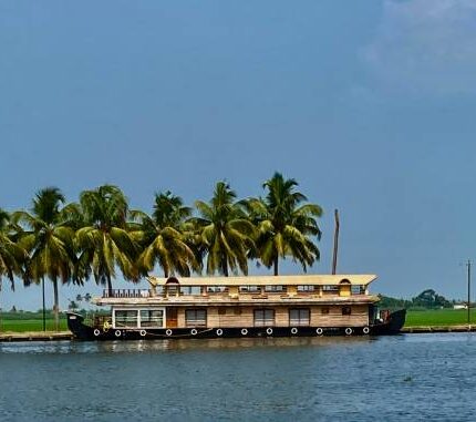 KERALA TOUR PACKAGES - 5Days/4Nights (1Night Alleppey/1Night Thekkady/2Nights Munnar)